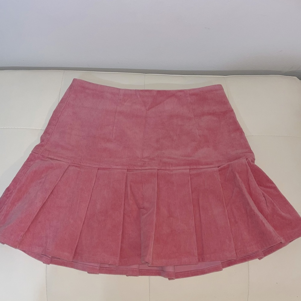 Baby pink pleated skirt